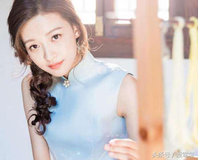 她才24岁却坐拥豪车，丈夫19岁拿影帝，婆婆更是捧红了80多位女星