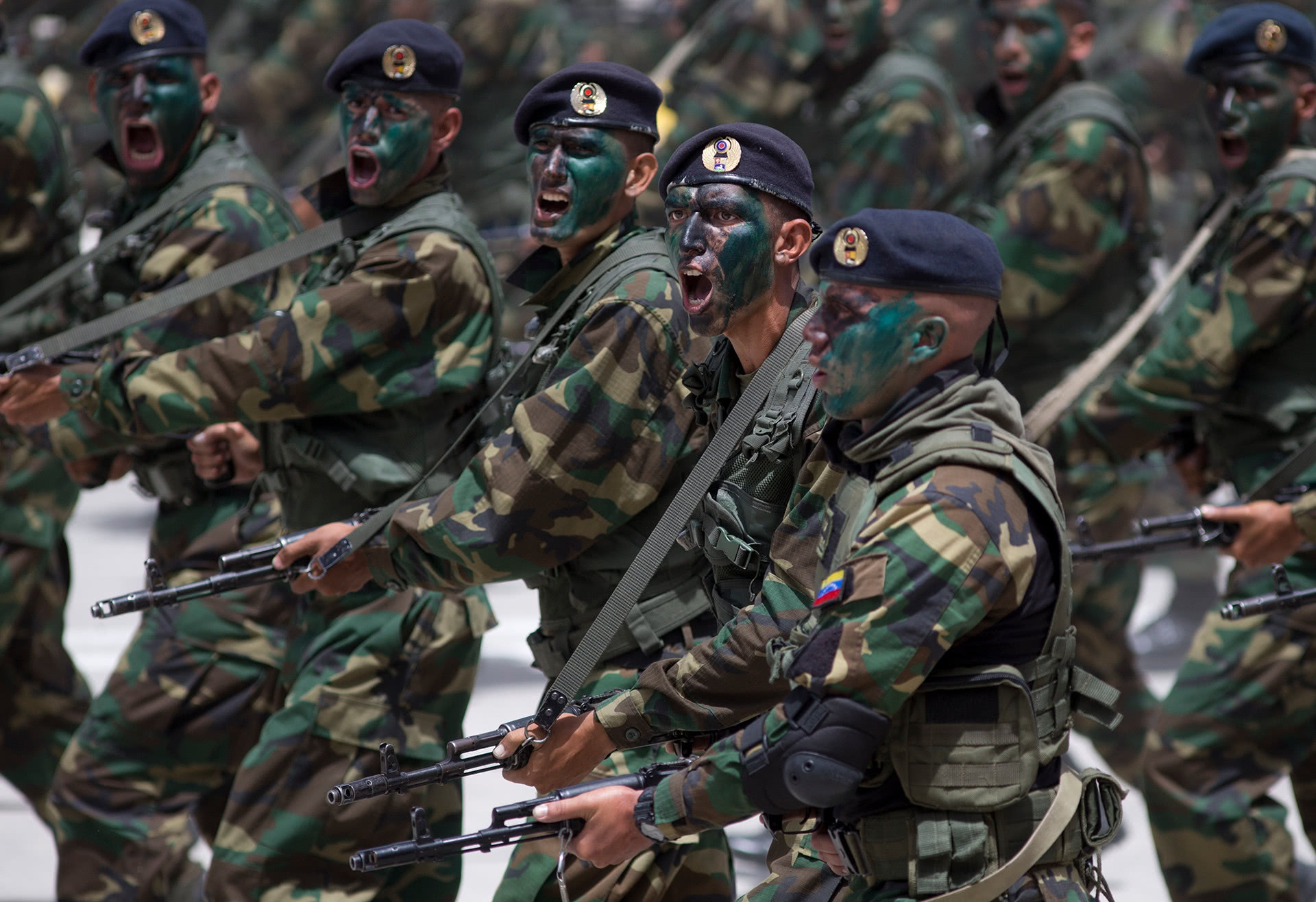 要让美军有来无回,委内瑞拉阅兵式上的中国武
