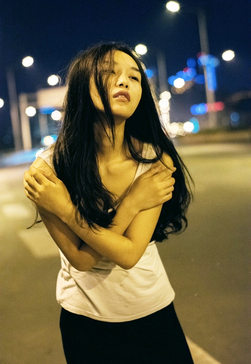 夏日夜晚街头上的孤独随性美女写真集 @微相册 @微博摄影