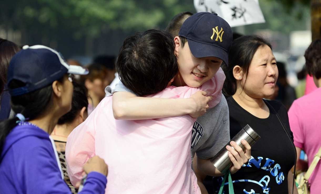 镜头下:孩子参加高考 陪考家长给孩子温暖拥抱的7个感人瞬间
