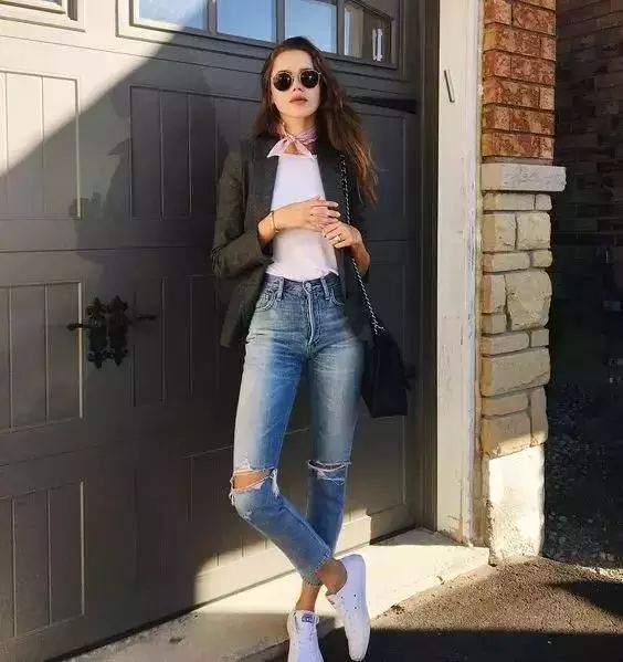 白T和牛仔加白鞋,白蓝白的极简搭配,简单大气