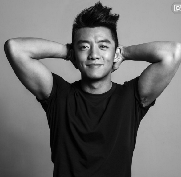 郑凯苗苗唱情歌,苗苗略显尴尬跟不上节奏,郑凯