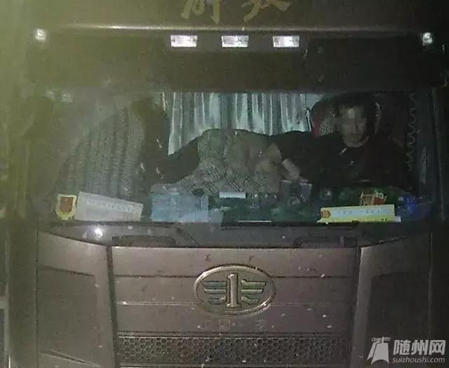 惊呆了!大货车司机在随岳高速路行驶 边开车边