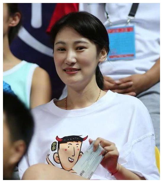 周琦和空姐女友正式领证 姐弟恋6年终于修成正果
