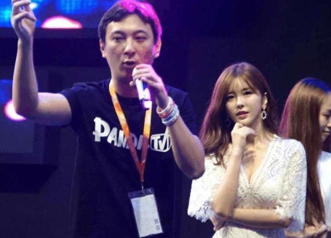 王思聪30亿卖掉熊猫直播, 网友调侃: 这是玩逆