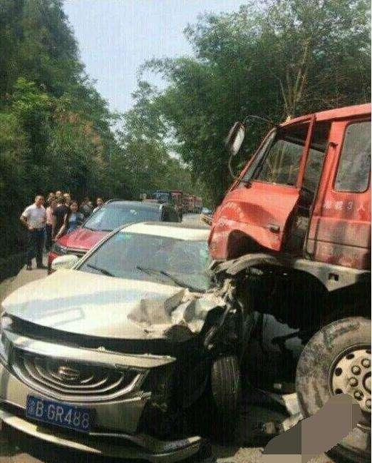 吉利博瑞遭货车侧面撞击后  车主为何欣喜若狂?