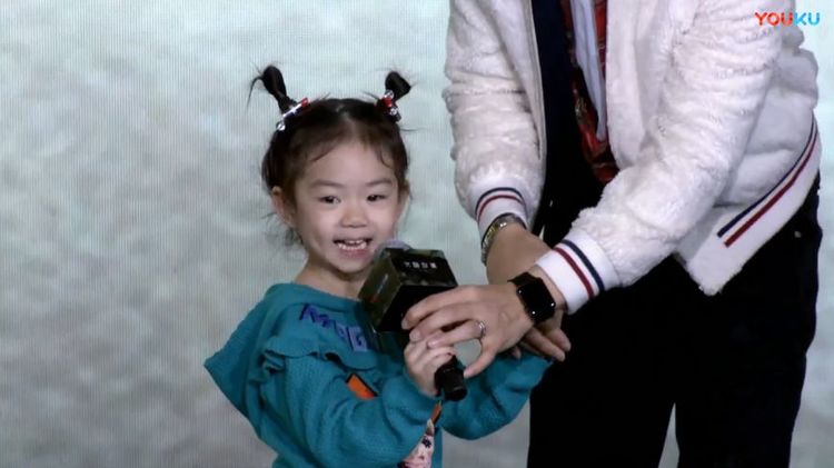 李承铉带女儿出席活动,小Lucky台风稳健,同框比