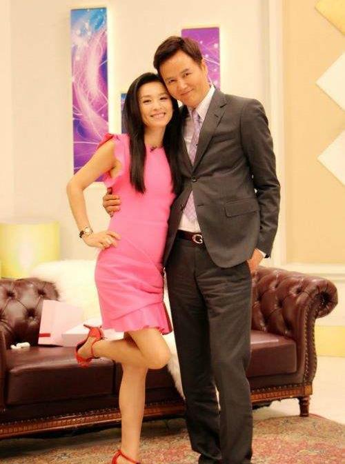 林瑞阳回应十指紧扣美女,妻子张庭回应,却令人感到尴尬