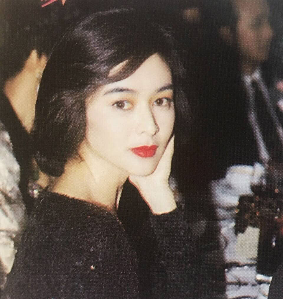 关之琳这样的美才叫颜霸,就连眼睛都是琥珀色