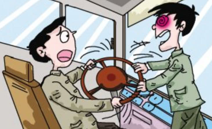 疯狂男子高速上抢夺方向盘，被乘客一脚踹开制止