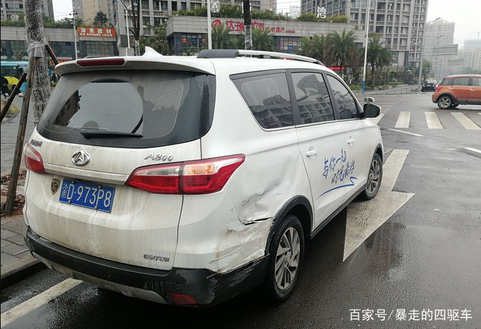 长城M4撞击欧尚A800,长城车主:都是国产车,这差距我无法接受
