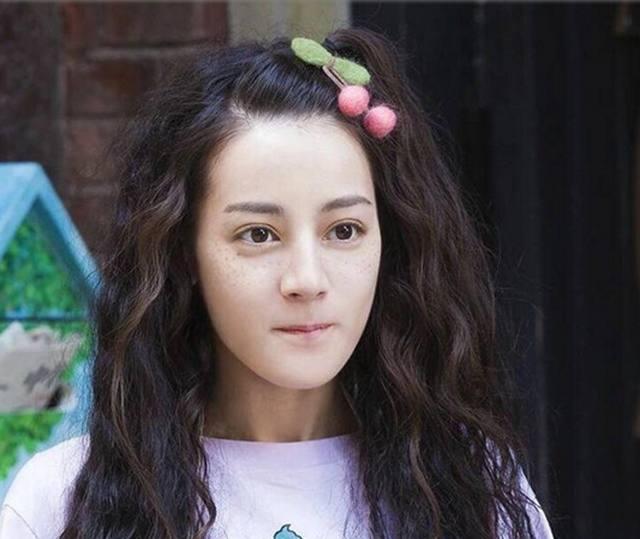 热巴与邓伦新剧热映剧情老套,热巴再度饰演傻