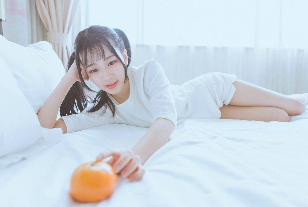 清纯阳光吃橘子00后美女居家生活俏皮可爱唯美写真