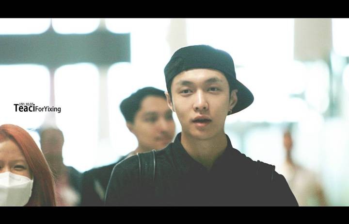 张艺兴素颜脸上长痘，有网友说要粉转黑了!这到底是什么情况?