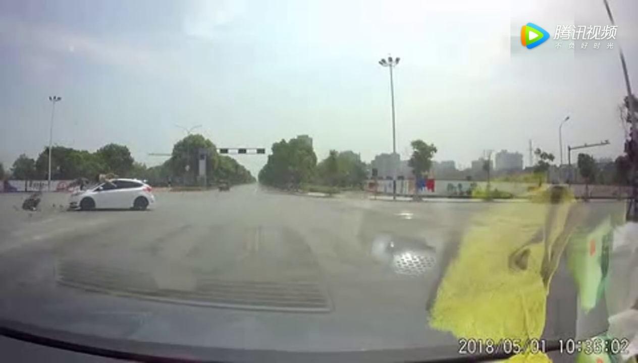 实拍惊险车祸发生瞬间，电动车和轿车路口发生对撞