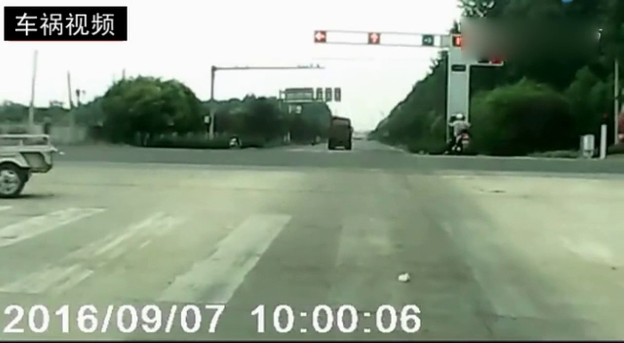 电动车被大货车终结，这就是闯红灯的惨痛代价