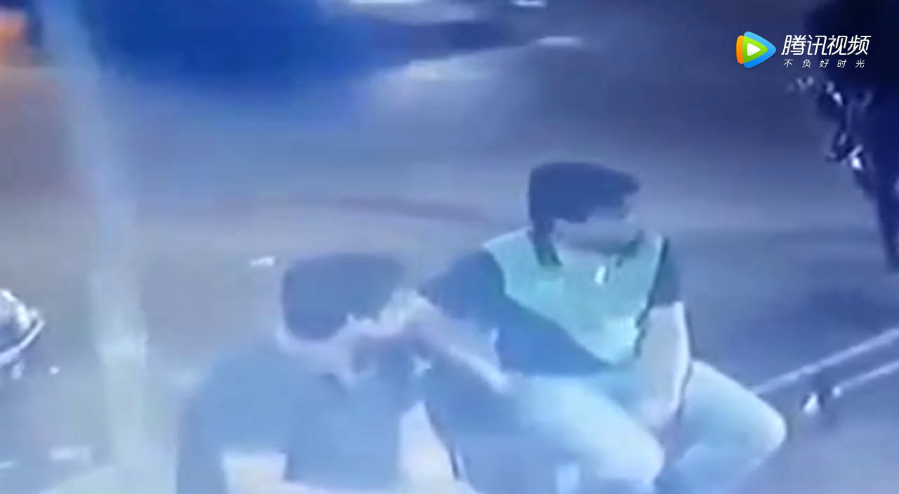 两男子坐在路边闲聊天,结果天降横祸,监控拍下的一幕