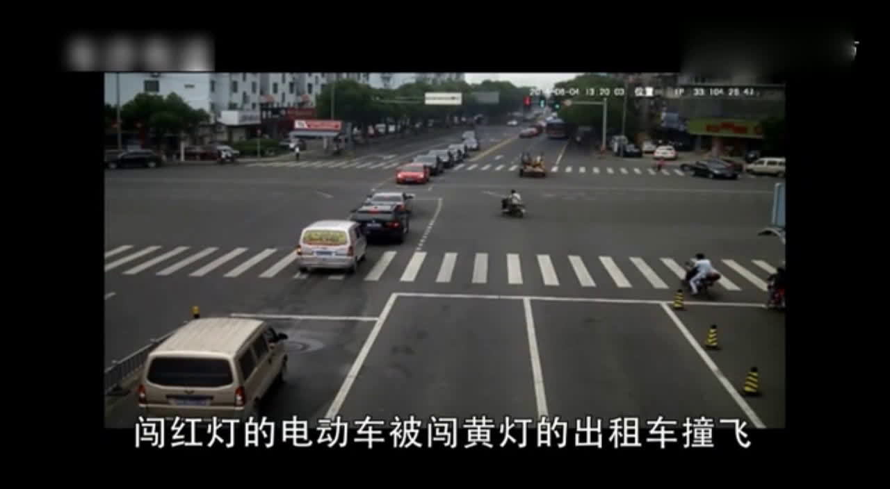 3辆电动车同时闯红灯，其中一辆的结局令人惋惜_1  ​