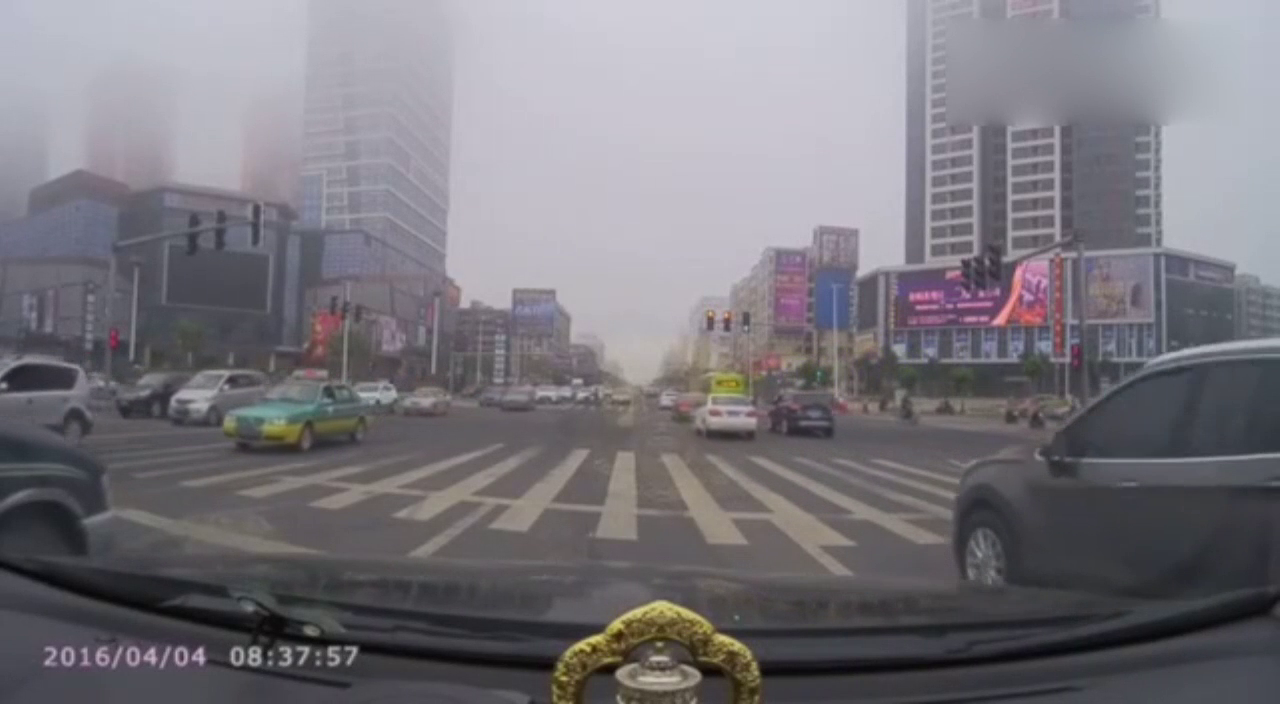 载人电动车大胆闯红灯，被轿车惨烈撞飞