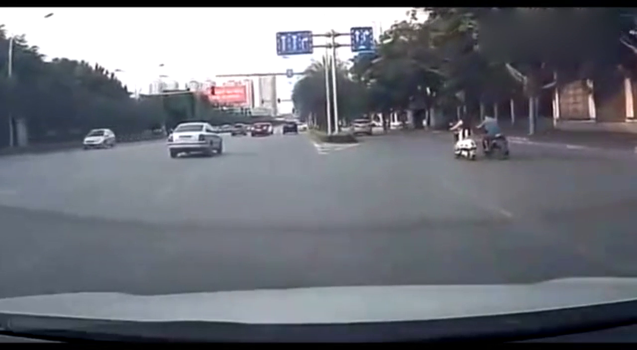 电动车女司机正常行驶，后车记录仪突然拍下可怕一幕！