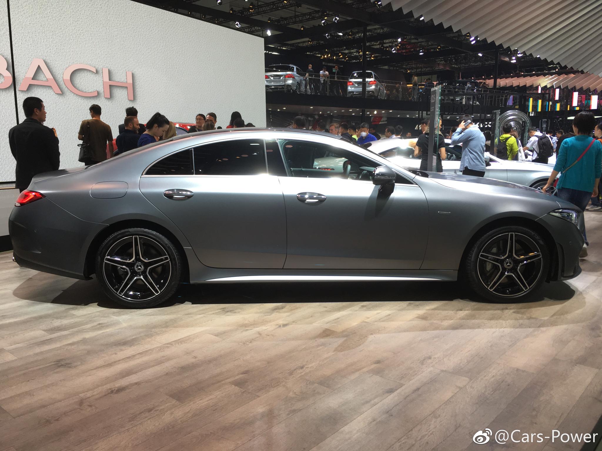 全新奔驰CLS级,这个颜色还挺好看的。