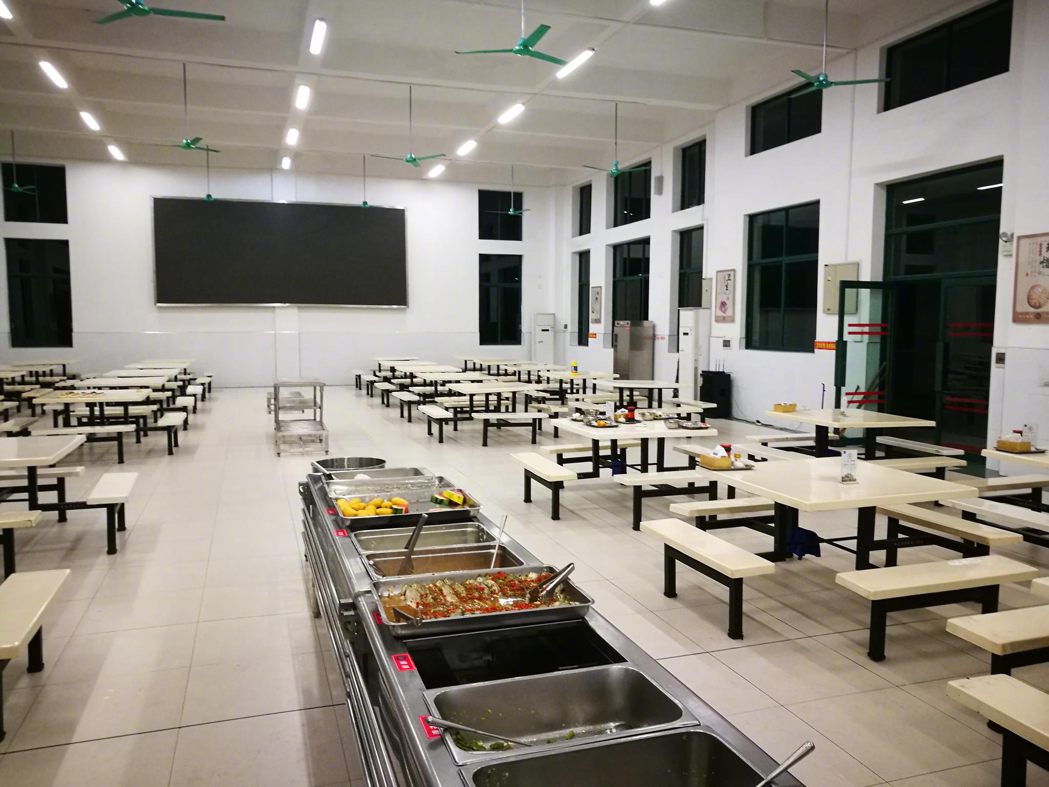 今天我们走进74集团军，硬骨头六连，与官兵们一起列队，拉歌