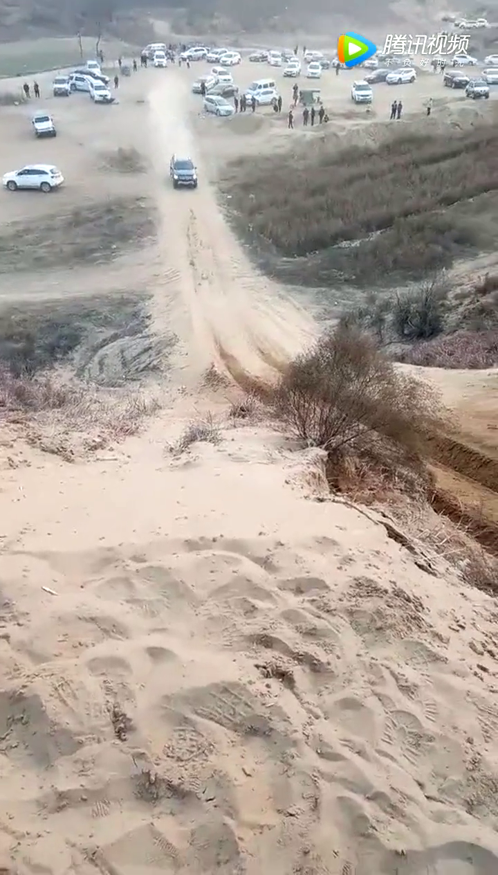 不是说SUV不能越野么，这辆奔驰倒是个例外，轻轻松松冲上坡了