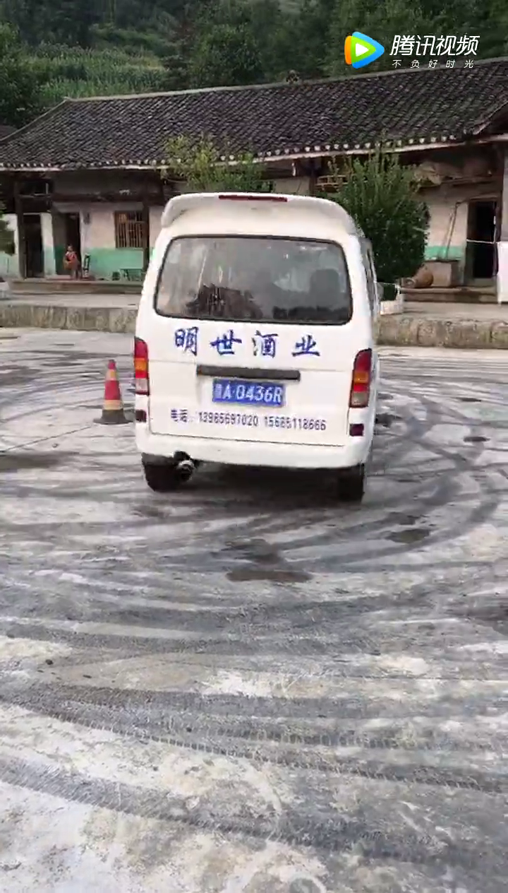 价值几万的面包车，小伙却玩出跑车的感觉！