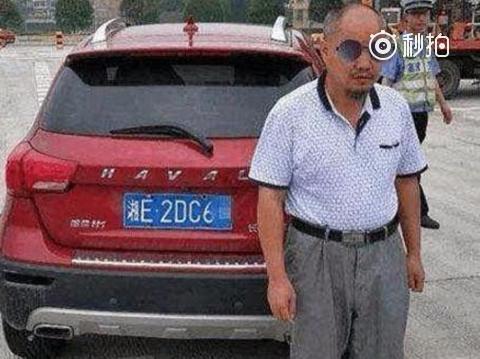 大爷开哈弗H1被交警拦下，车上的开车秘籍让交警忍不住笑