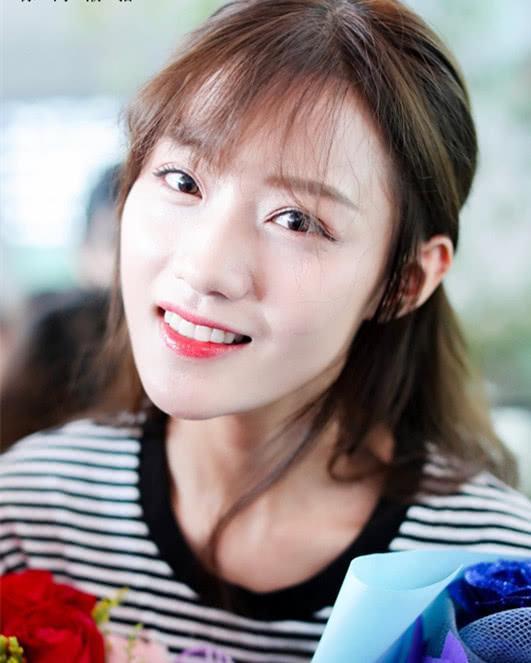 明星近距离长什么样?沈月双眼皮好看,吴宣仪睫