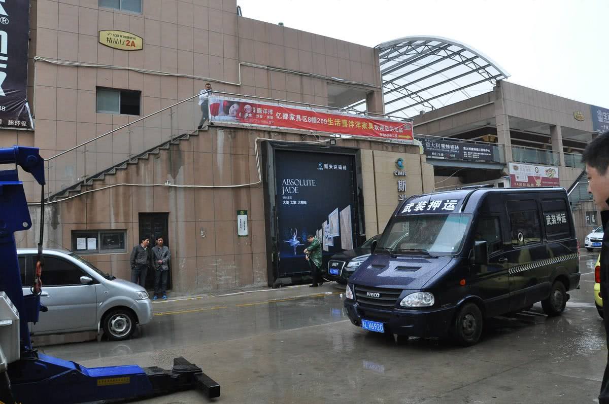 运钞车押解员的枪为什么是霰弹枪?原因很简单,大多数人都不知道