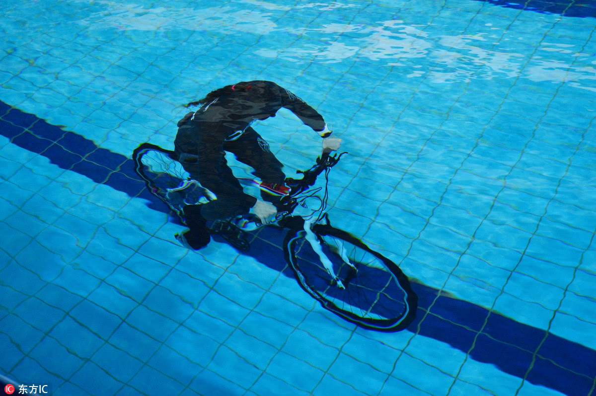 女潜水员水下骑行60米创世界纪录 泳池围观群众助威不