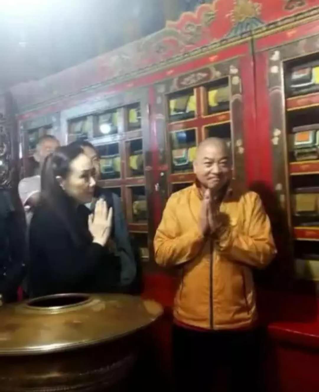 利智与李连杰罕见同框，两人携手朝拜古刹，57岁的她气质不减当年