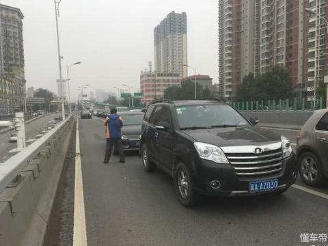 大众迈腾追尾急刹长城SUV，下车看到车况对比俩车主差点打起来