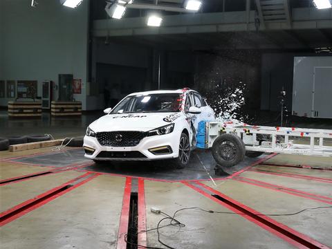 C-NCAP碰撞试验：名爵6侧碰解析，对车内乘员保护不错。