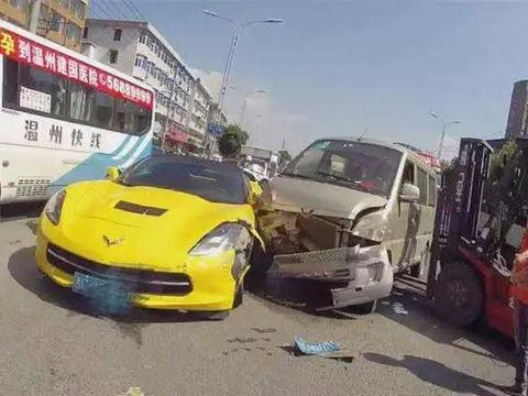 老婆：我撞车了，是一辆五菱，要陪30万！老公：什么五菱这么贵