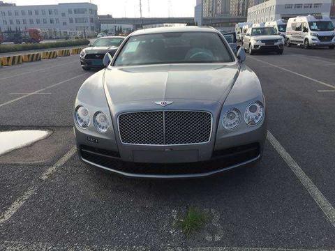 最新款宾利飞驰整体风格大气 沉稳内饰奢华