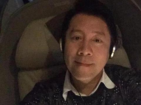 蔡国庆妇女节微博晒照片，网友评价好暖心，价值百万豪车很低调