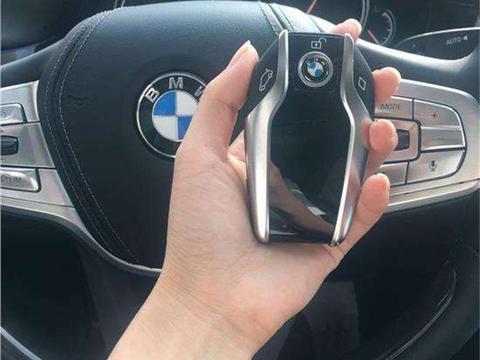 上海一男子花150万买豪华车，结果让朋友开车，自己却这么坐！