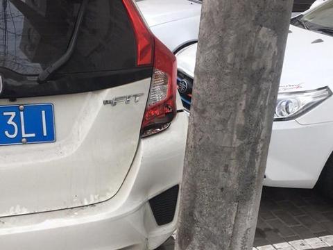 女子提本田飞度才一周就撞车, 车主: 都怪老公不给买倒车影像