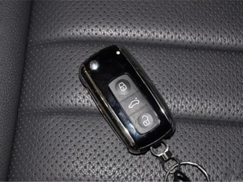 车库偶遇一辆“帕萨特”，看到车尾标识时，身价却不输奔驰S级！