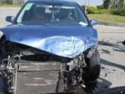 女司机被宝马撞飞十几米，烟雾四起受损严重还得负全责