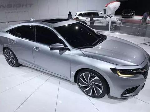 后悔买凯美瑞了！新车比卡罗拉漂亮，配混动油耗3L，还不足20万