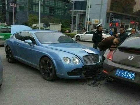 豪车宾利撞上甲壳虫，甲壳虫女司机没事，宾利车主却快哭了