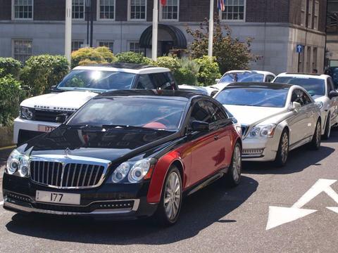 不需要请司机开的迈巴赫，坐在车内，戴300万的名表才配