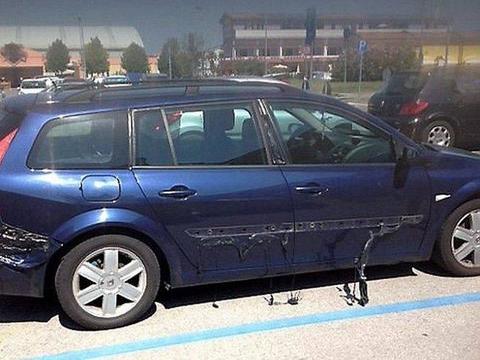 雷诺车在室外停车场暴晒四小时