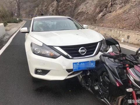 因车窗抛物，日产轩逸怼上川崎Z1000