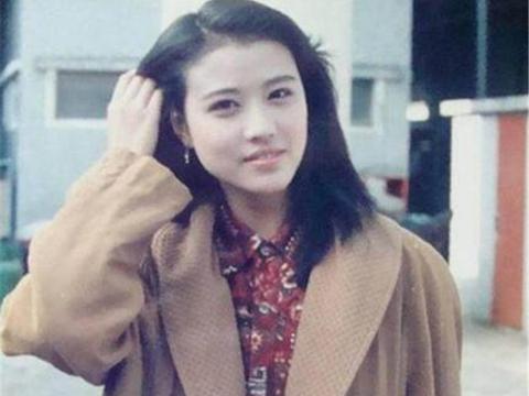 饰演“周芷若”成名，却因病遭抛弃，今开保时捷，恋上小7岁男友