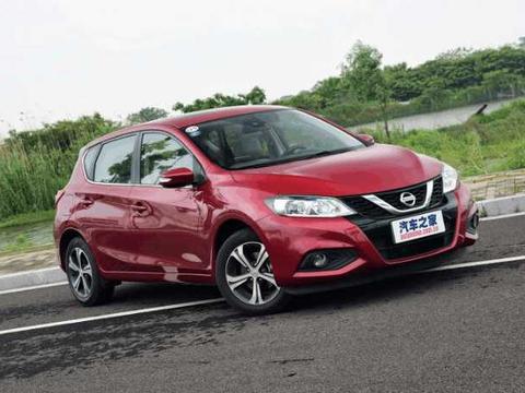 日产骐达逆行转弯 结果三轮车司机看不下去了！