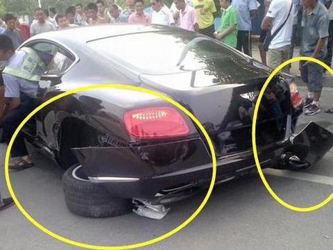 五菱宏光抢红灯怼上300万宾利车，网友称：没牌就不该上路！